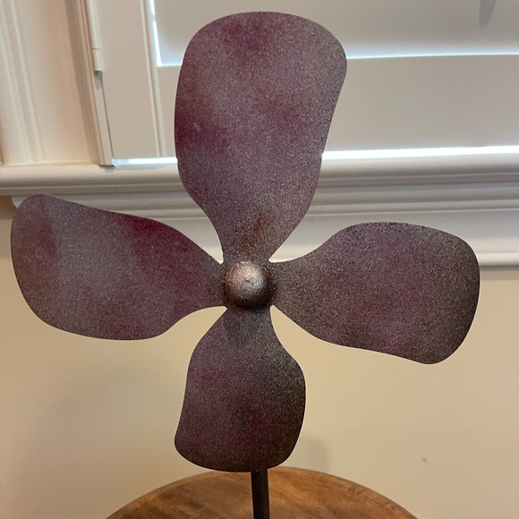 Farmhouse Metal Pinwheel Decoration - Picture 2 of 2